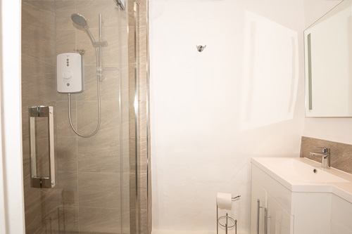 cottages with master bedrooms with en suite to rent